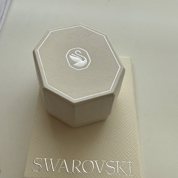 Swarovski Created Diamond Halo Ring IGI Certified – Size 6 – Like New 💎 - Picture 3 of 4